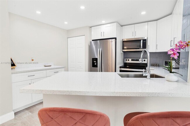Building Photo - 7527 S Oriole Blvd