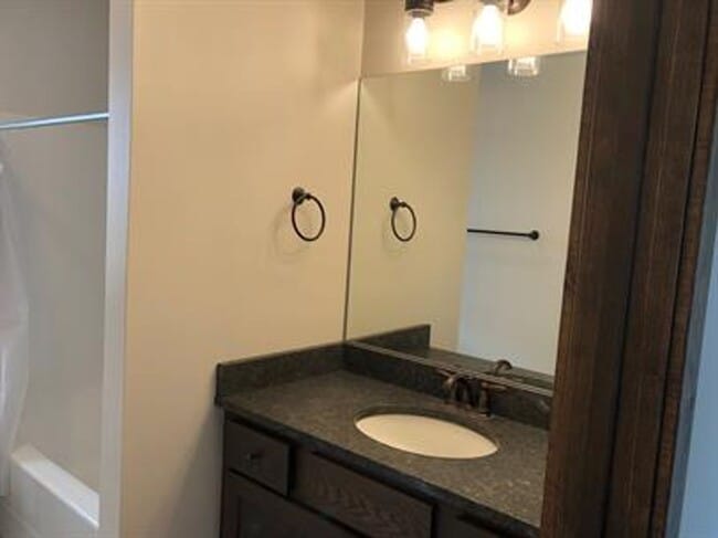 Building Photo - 4 bedroom 3 bath home in Ryen Glenn