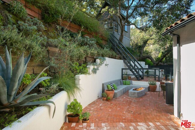 Building Photo - 8831 Lookout Mountain Ave