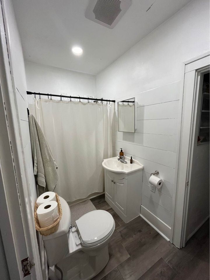 Building Photo - 806 W Broadway St