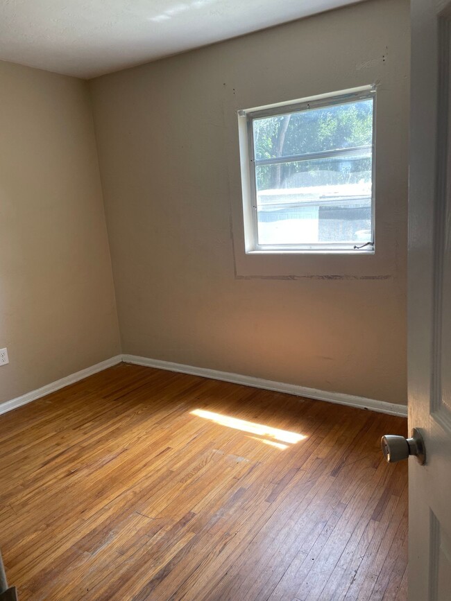 Building Photo - 1/2 Duplex Near Downtown Deland and Stetso...