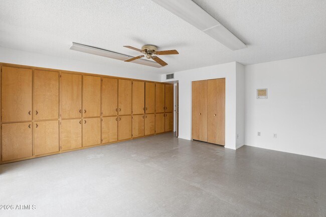 Building Photo - 1014 E Balboa Cir