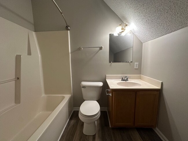 Building Photo - New Carpet and Fresh Paint!