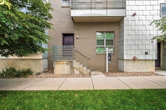 Building Photo - Modern 3BD, 3.5BA Five Points Townhome wit...