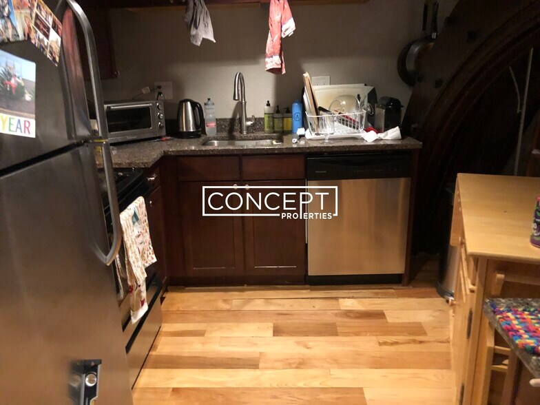 Building Photo - 17 Bow St