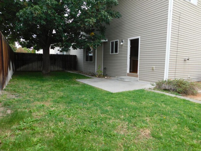 Building Photo - Spacious Duplex in Irish Walk