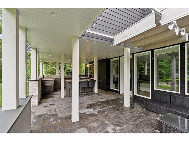 Building Photo - 209 Westwood Dr N