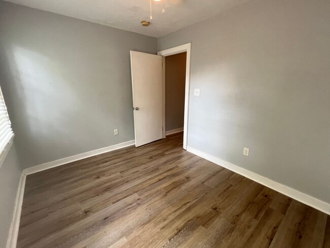 Building Photo - 3 Bedroom 1.5 Bath Apartment - Downtown Ch...