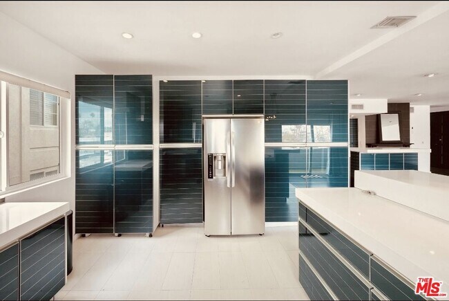 Building Photo - 825 Le Doux Rd
