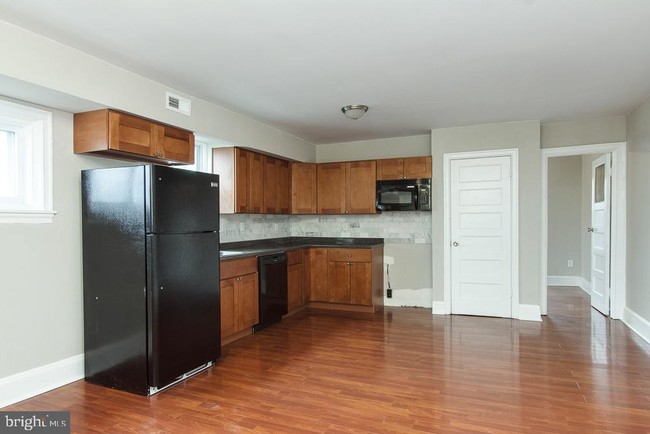 Building Photo - 501 S 49th St