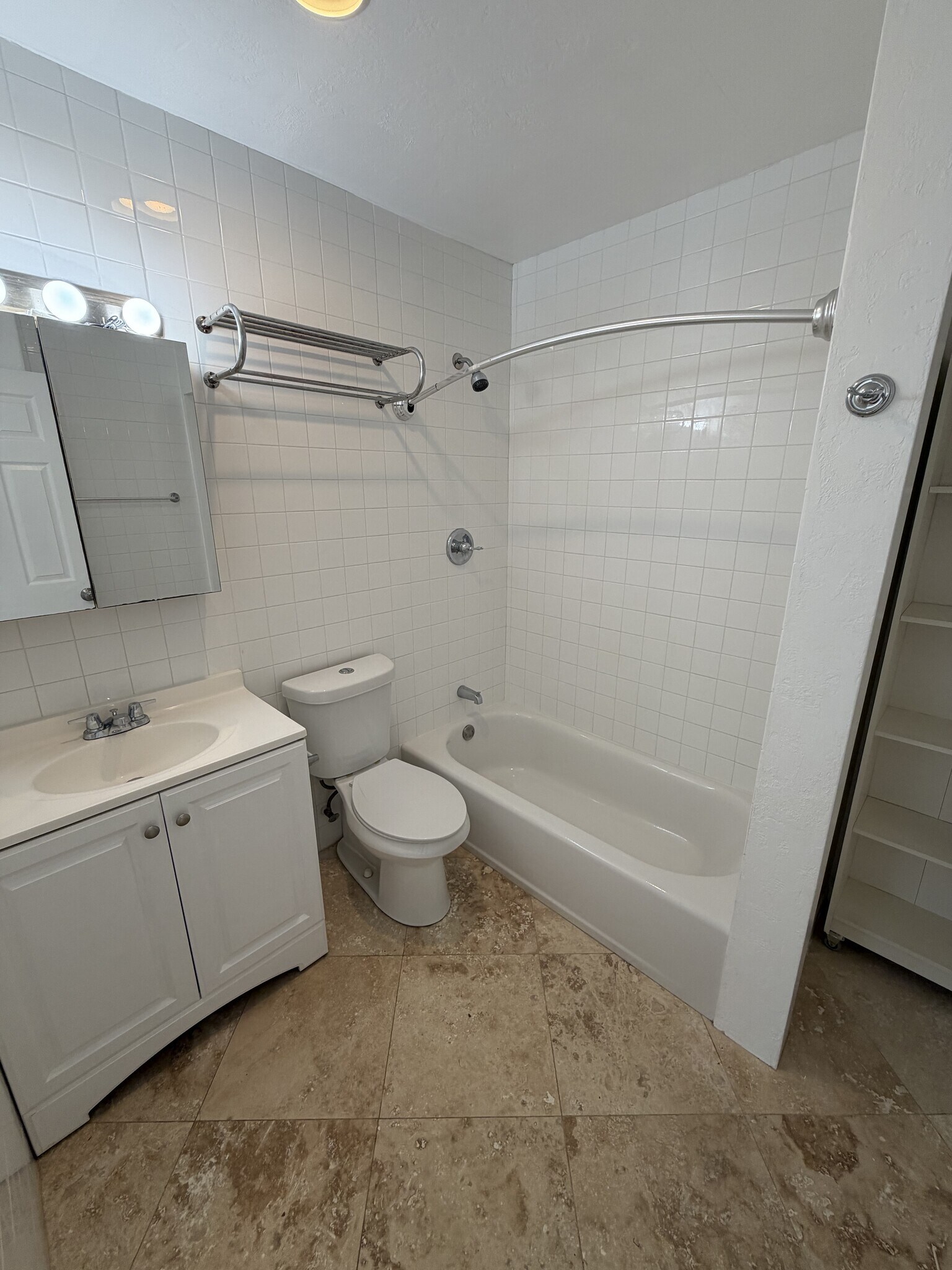 Building Photo - 3 Bed/3 Bath