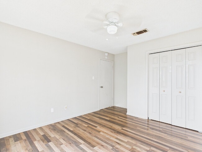 Building Photo - 2/1 Upstairs Unit Ready Now