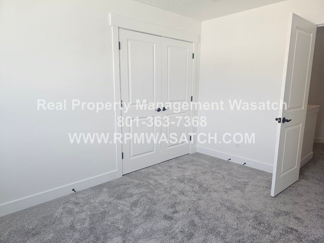 Building Photo - Beautiful Tooele Town House Available Now