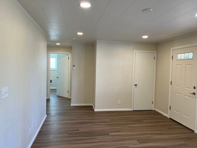 Building Photo - Updated 2-bedroom duplex in Thurston!