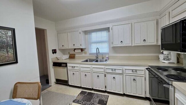 Building Photo - 701 Poinsettia Rd