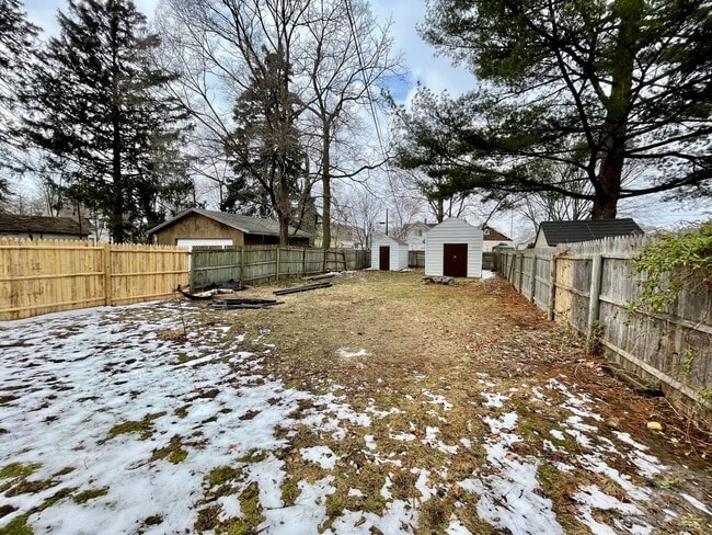 Building Photo - Grand 836/838