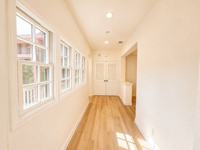 Building Photo - Bungalow