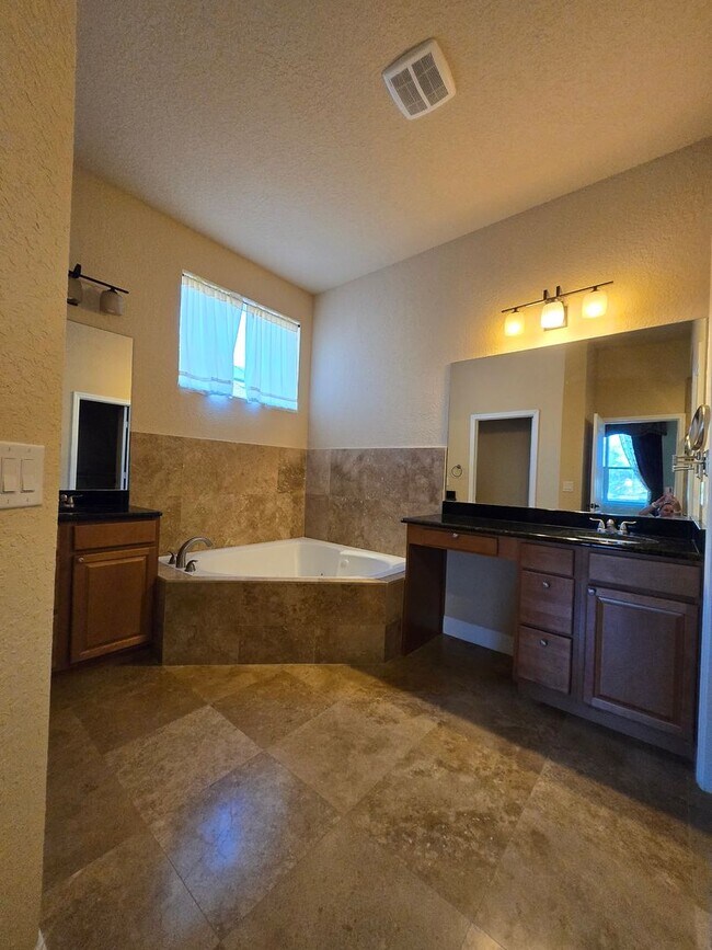 Building Photo - 5/3.5 Willow Oak Plantation