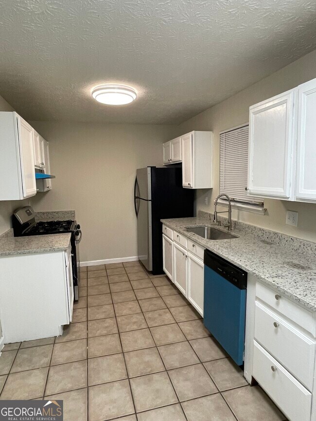 Building Photo - 1530 Pin Oak Ln SE