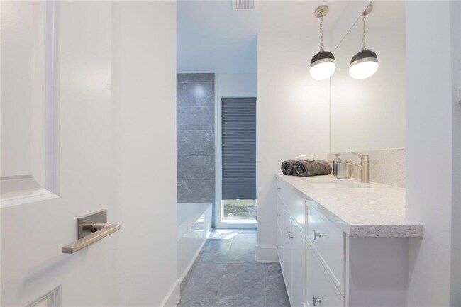 Building Photo - 10819 Oasis Dr