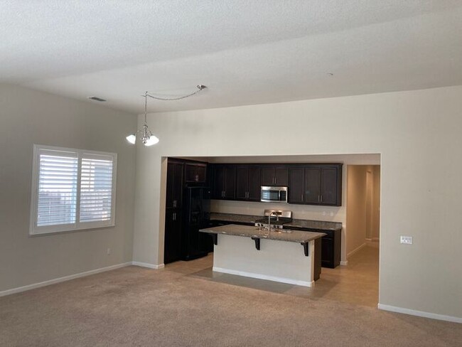 Building Photo - Modesto 4 Bedroom 3 Bathroom in the Rose V...