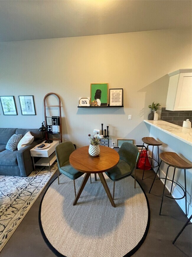 Building Photo - 2727 Houston Ave