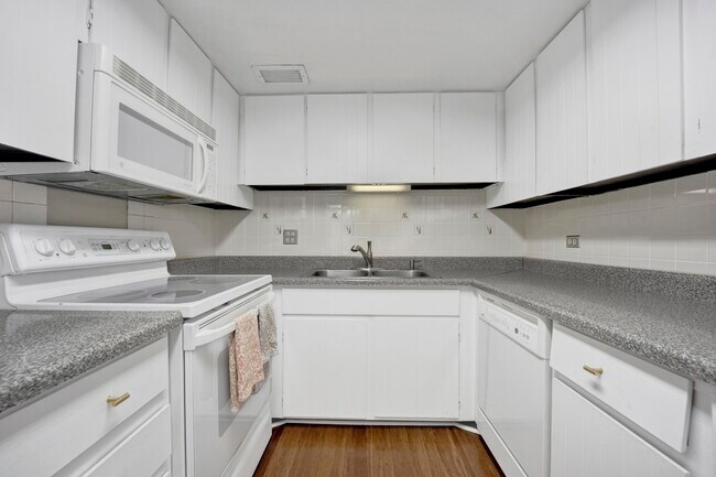 Building Photo - 200 E Delaware Pl