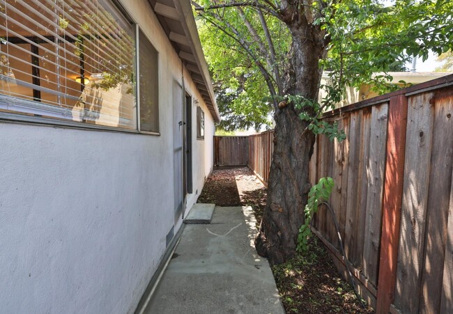 Building Photo - 1841 Briarwood Dr
