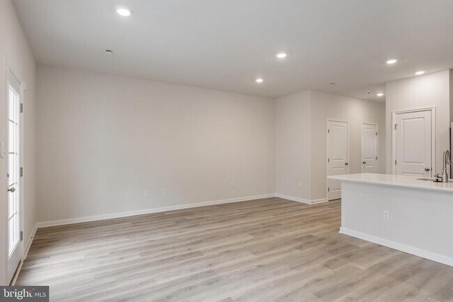 Building Photo - 69 Alexander Wy