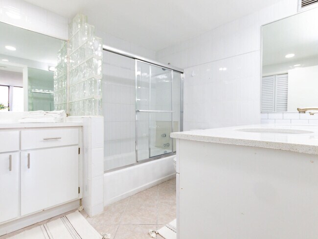 Building Photo - 3505 S Ocean Dr