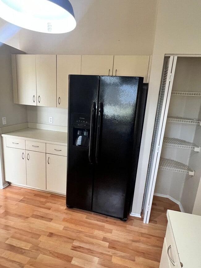 Building Photo - COZY 3 BEDROOM, 2 BATH HOME WITH TILE & LAMINATE THROUGHOUT, PRIVATE SCREENED PATIO