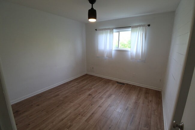 Building Photo - 129 W 39th Ave
