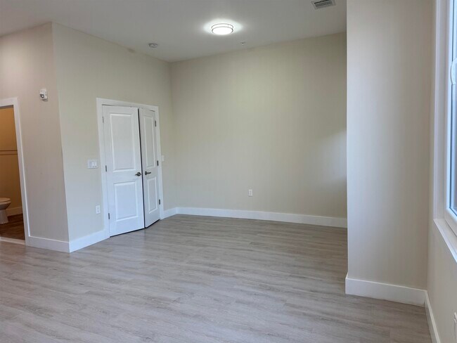 Building Photo - 527 Union Ave