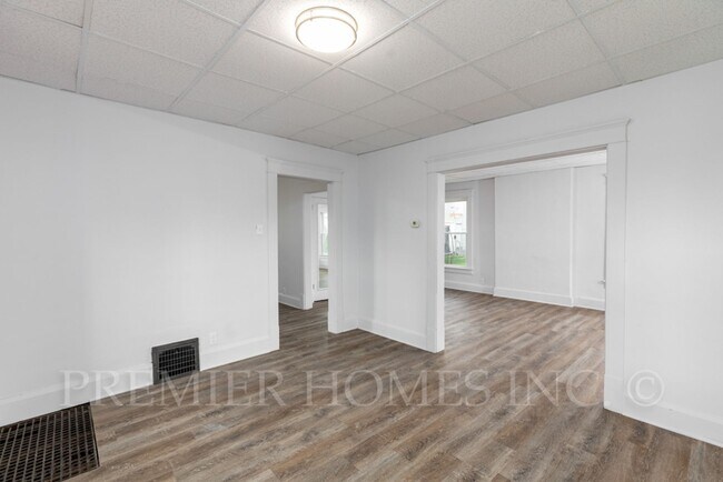 Building Photo - 3 Bedroom Home with Large Front Porch – $1,495/mo