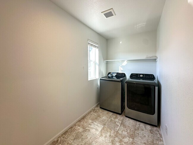 Building Photo - CORNER 3bd 2.5ba paired home in Trails Edge!