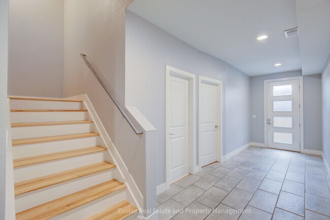 Building Photo - Evolve Real Estate: Gorgeous Townhome Near Sloan's Lake AVAILABLE JUNE 1ST!