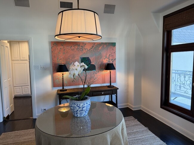 Building Photo - 316 N Rossmore Ave