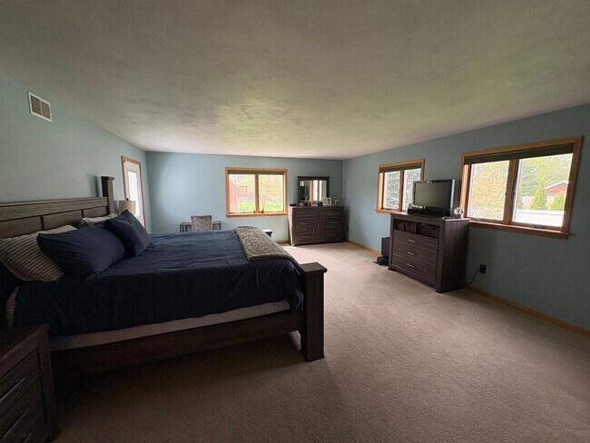 Building Photo - Large 4BR/2.5 BA Home w/ large yard & Central AC