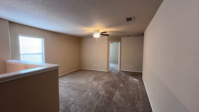 Building Photo - * Make this spacious home in Helotes off B...