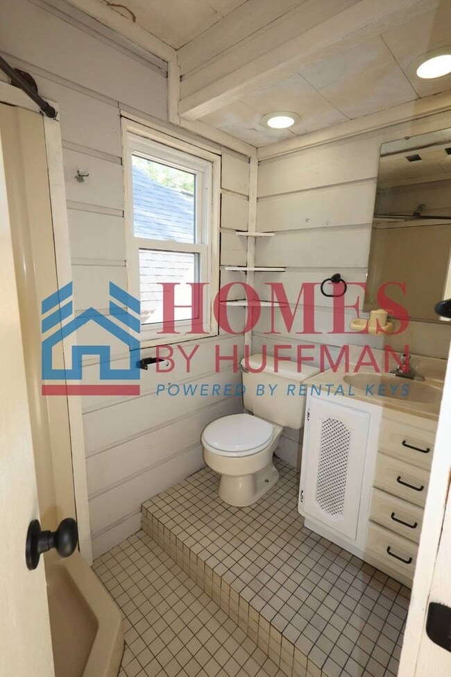 Building Photo - Three Bedroom House | Two Bathrooms