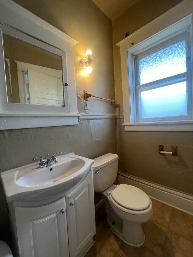Building Photo - 469 Herschel St