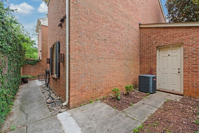 Building Photo - Newly Remodeled Townhome in Fourth Ward – ...