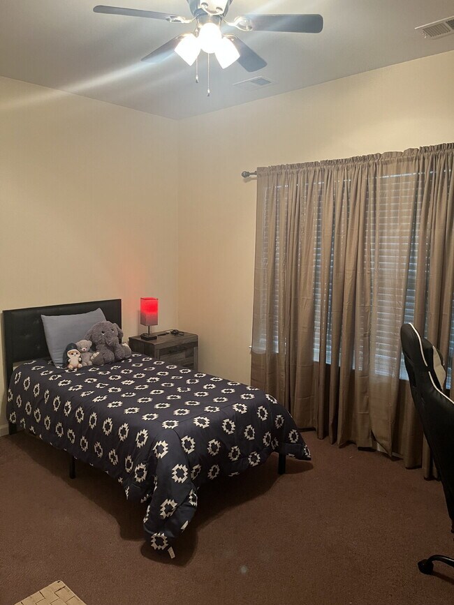 Building Photo - "Spacious 4-Bedroom Retreat with 2.5 Baths...
