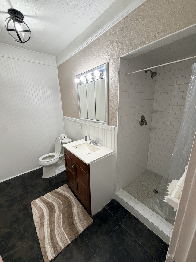 Building Photo - 4704 Chenevert St