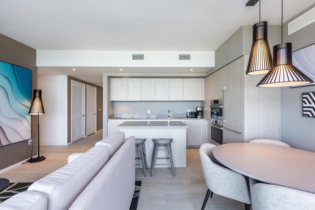 Building Photo - 2723 Hallandale Beach Blvd