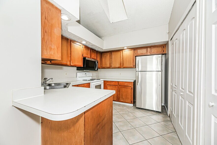 Building Photo - 2513 Townsquare Dr