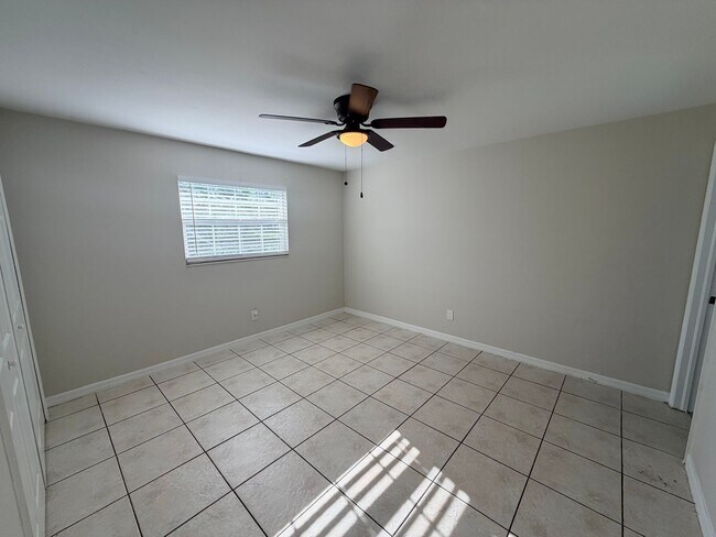 Building Photo - 2 Bed 2 Bath Duplex with Screened Lanai in SE Cape Coral