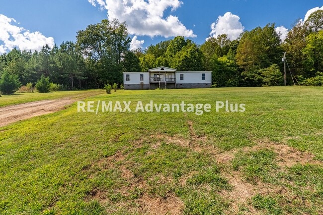 Building Photo - Spacious 4 bedroom home in private setting