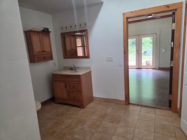 Building Photo - 1 bedroom 1 bath studio apartment