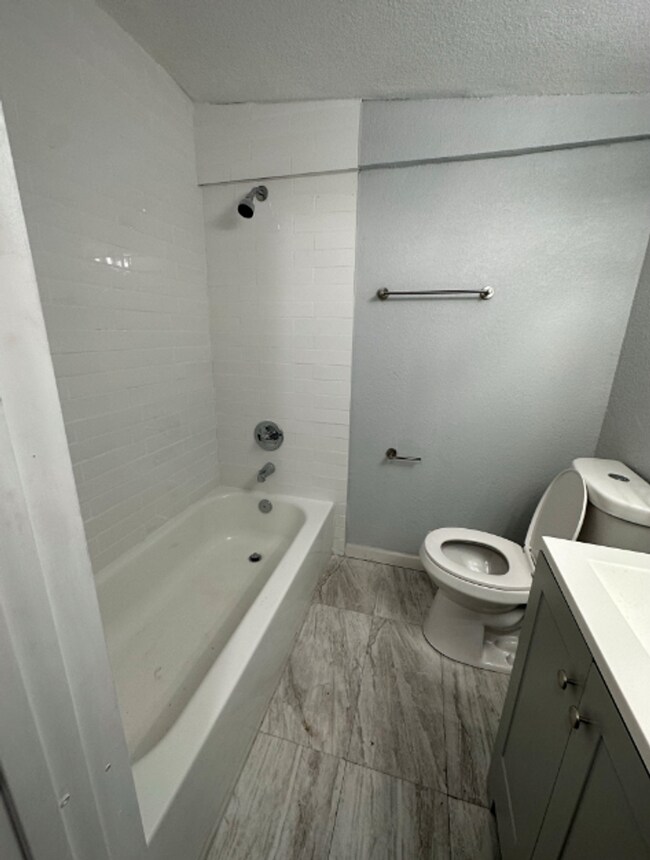 Building Photo - Renovated** Move in Ready** 3/2 Single Family home : Available Now!